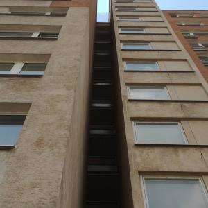 Zasíťování balkonů u 13.patrového domu
